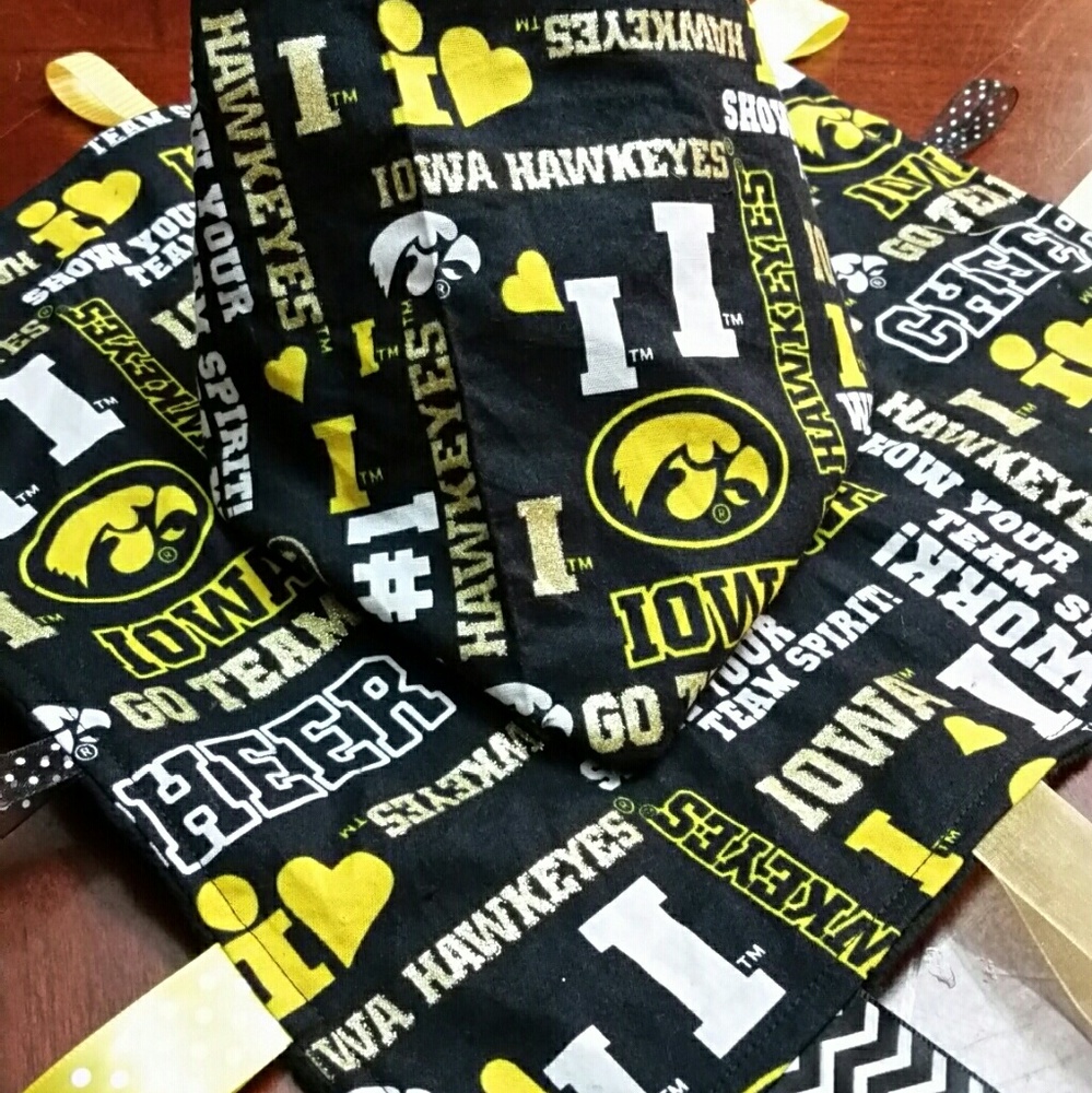 Iowa Hawkeye Tag Blanket and Bandana Bib Set